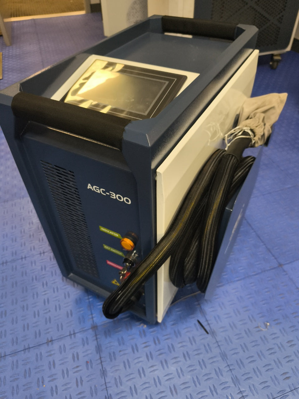 SFX AGC 300W 90% New Used Pulse Laser Cleaning Machine Air-Cooled Laser Rust Removal for Oil Rust Paint